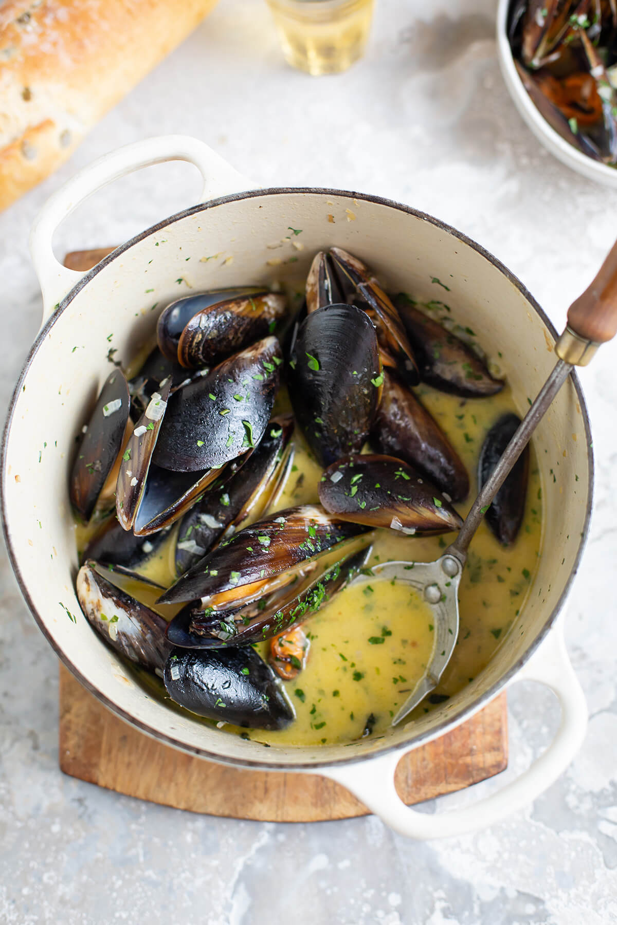 Mussels with white wine, garlic & cream recipe 