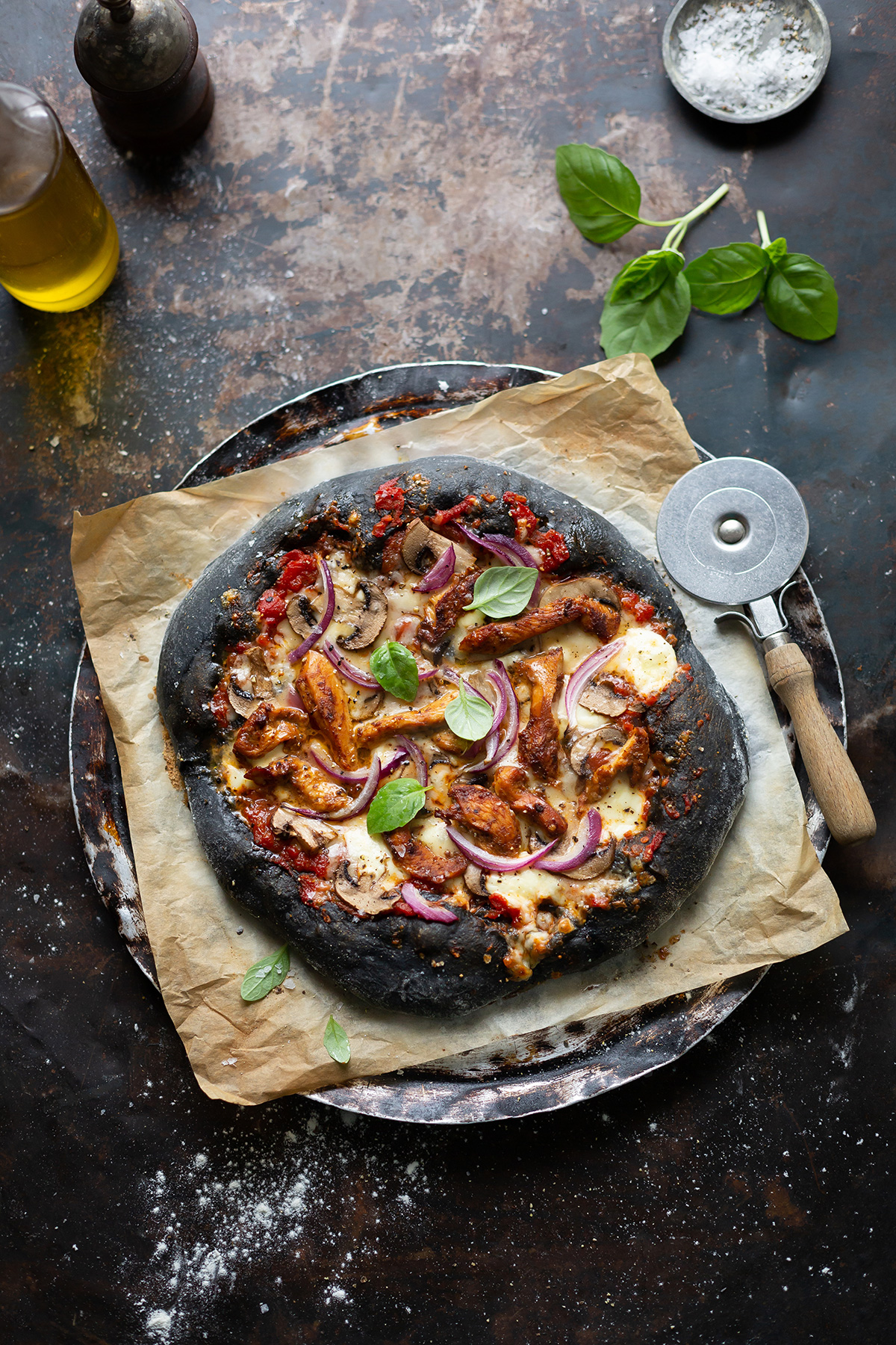 Black pizza with chipotle BBQ chicken, mushrooms & red onion recipe 