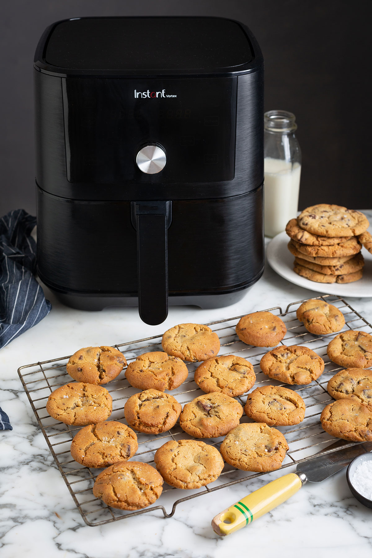 How to make chocolate chip cookies in an air fryer