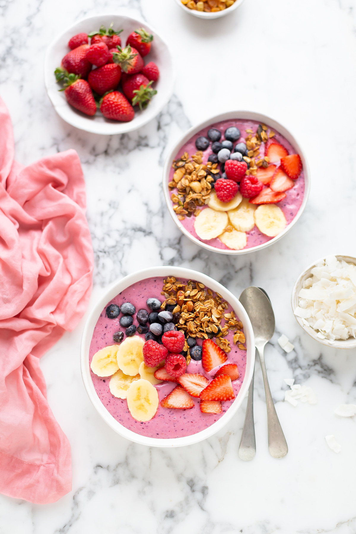 A recipe for a healthy mixed berry smoothie bowl