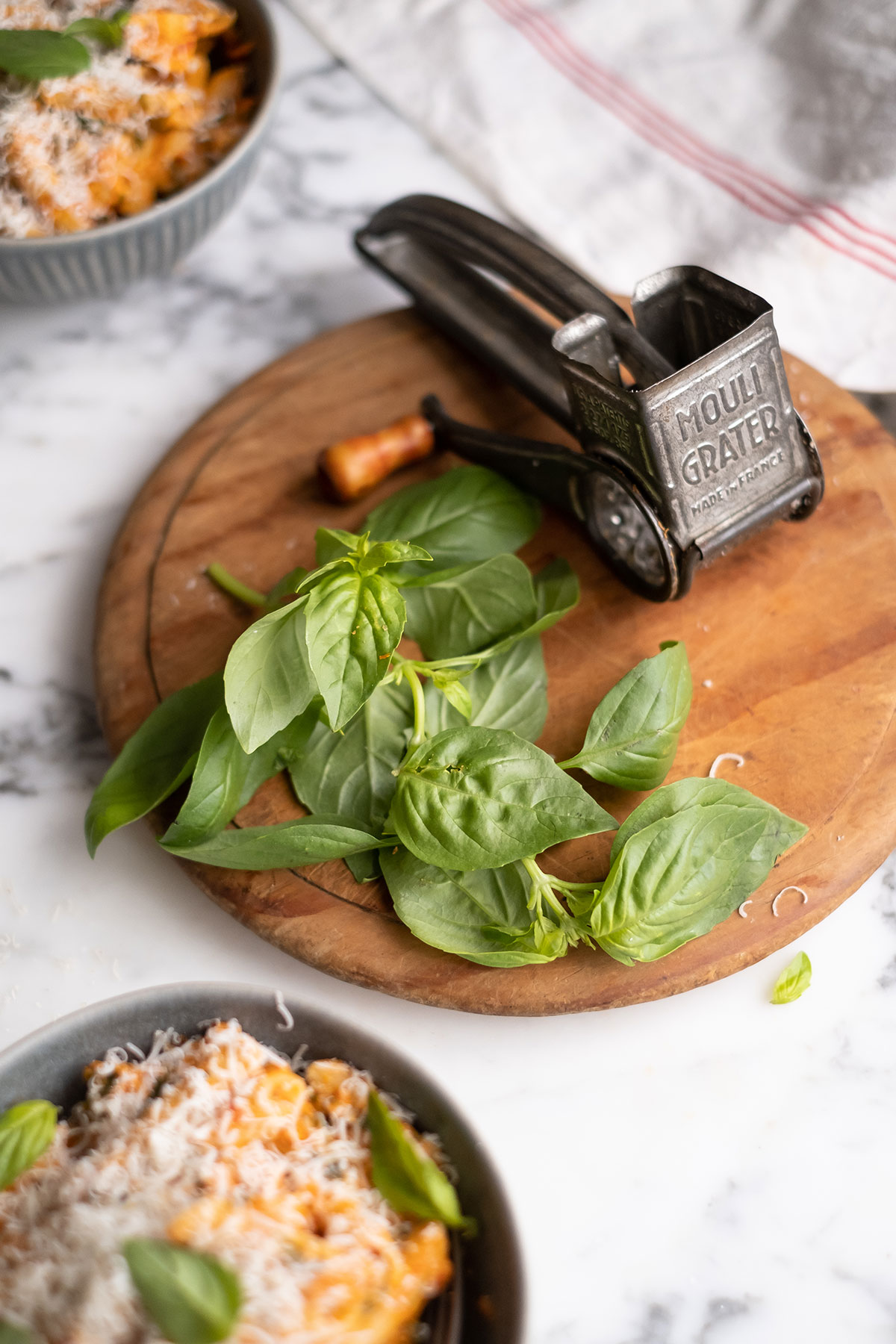 Fresh basil leaves for High-protein tomato pasta with chicken & spinach recipe