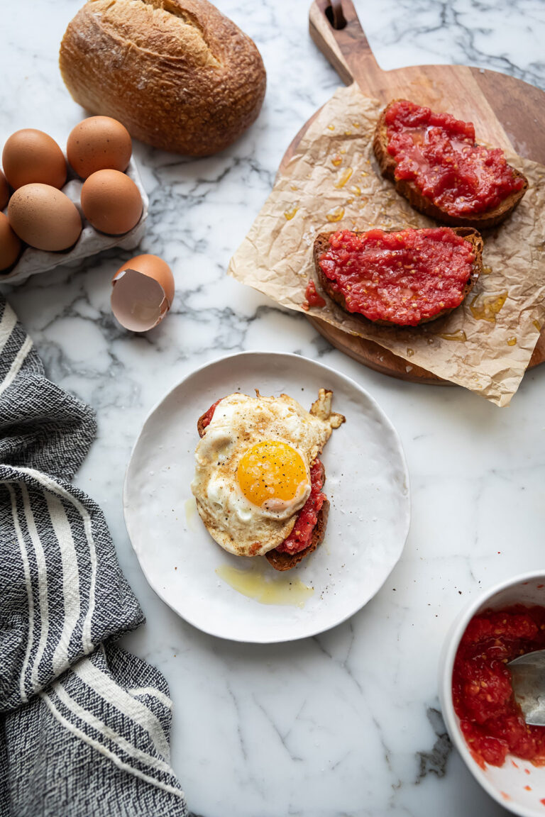 Pan con tomate (Spanish tomato bread) with fried egg recipe